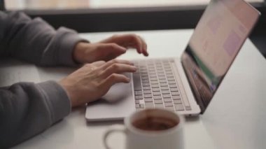 Ofiste bilgisayarla mesajlaşan adam.