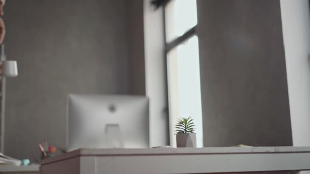 Hombre Positivo Sudadera Con Capucha Hablando Por Teléfono Oficina — Vídeos de Stock