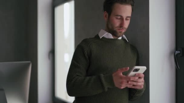 Hombre Meditativo Mensajes Texto Por Teléfono Oficina — Vídeo de stock