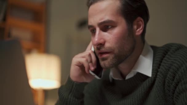 Hombre Triste Hablando Por Teléfono Mirando Computadora Portátil Oficina — Vídeos de Stock