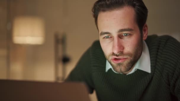 Hombre Serio Hablando Por Videollamada Ordenador Portátil Oficina — Vídeo de stock