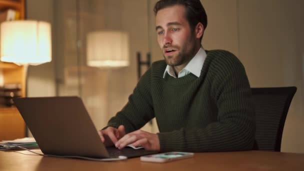 Homem Concentrado Falando Por Videochamada Laptop Escritório — Vídeo de Stock