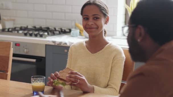 Веселий Батько Дочка Їдять Бутерброди Розмовляють Кухні — стокове відео