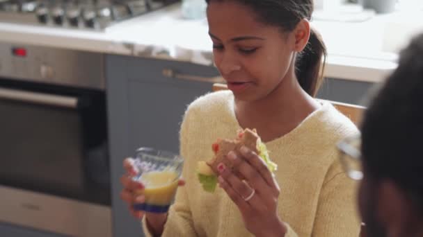 Knap Afrikaans Meisje Eten Sandwich Praten Met Haar Vader Keuken — Stockvideo