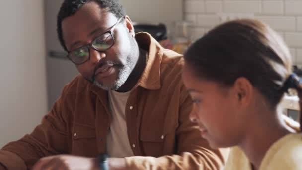 Beau Père Fille Faisant Leurs Devoirs Dans Cuisine — Video