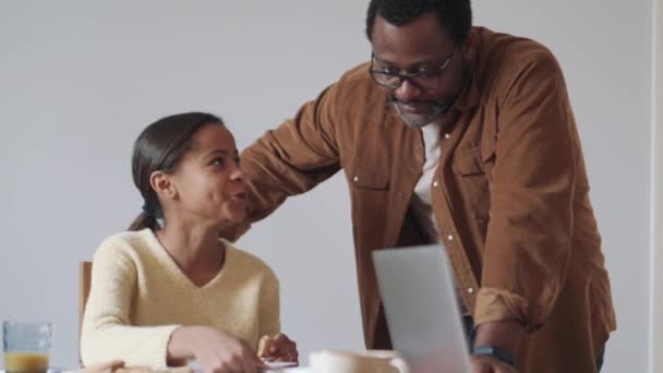 Hija Africana Mostrando Padre Algo Cuaderno Cocina — Vídeos de Stock