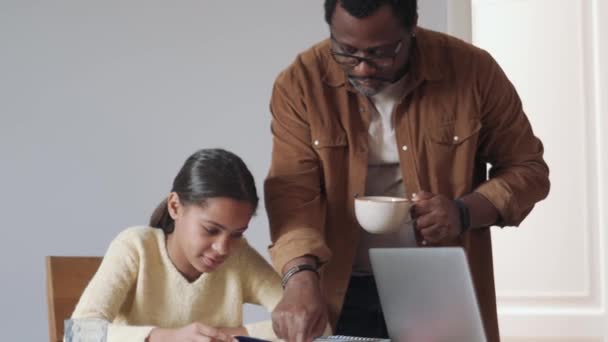 Alegre Hija Haciendo Tarea Cocina Con Padre — Vídeos de Stock