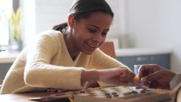 在家里玩跳棋的非洲女孩笑 — 图库视频影像