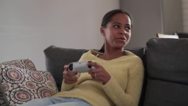 Chica Africana Feliz Jugando Consola Casa — Vídeos de Stock