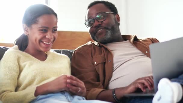 Riendo Padre Hija Hablando Mirando Portátil Sofá — Vídeo de stock