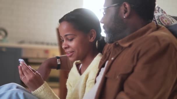 Συγκεντρωμένοι Πατέρας Και Κόρη Κοιτάζουν Τηλέφωνο Και Μιλάνε Στον Καναπέ — Αρχείο Βίντεο