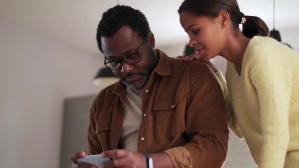 Fille Père Joyeux Regardant Téléphone Maison — Video