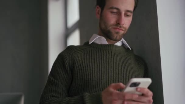 Hombre Positivo Mensajes Texto Por Teléfono Oficina — Vídeo de stock