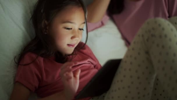 Hermosa Hija Asiática Mirando Tableta Casa — Vídeo de stock