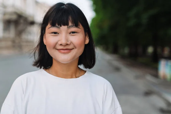 Glimlachende Jonge Aziatische Vrouw Lopen Een Groen Park Kijken Naar — Stockfoto