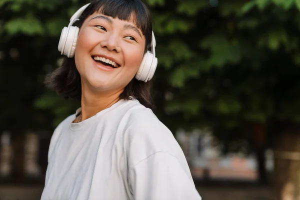 Leende Ung Asiatisk Kvinna Går Grön Park Njuter Att Lyssna — Stockfoto