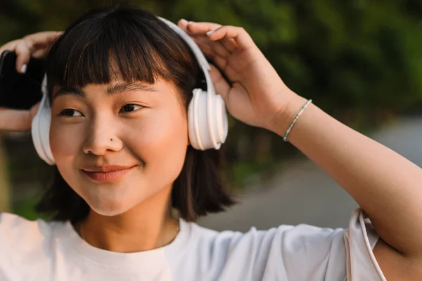 Sorrindo Jovem Mulher Asiática Andando Parque Verde Gostando Ouvir Música — Fotografia de Stock