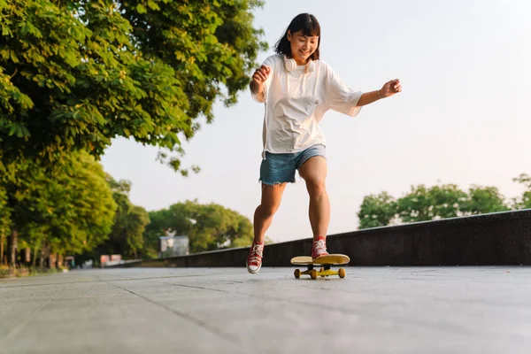 Glad Ung Asiatisk Kvinna Rider Skateboard Den Gröna Parken — Stockfoto