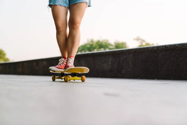 Beskuren Bild Ung Kvinna Rider Skateboard Den Gröna Parken — Stockfoto