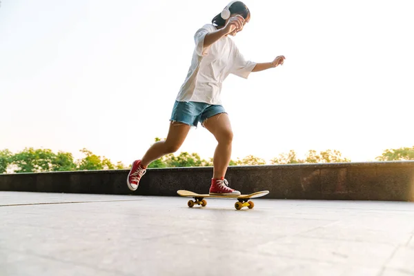 Glad Ung Asiatisk Kvinna Rider Skateboard Den Gröna Parken — Stockfoto