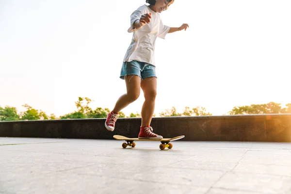 Gelukkig Jong Aziatisch Vrouw Rijden Een Skateboard Het Groen Park — Stockfoto