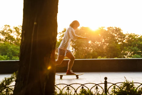 Gelukkig Jong Aziatisch Vrouw Rijden Een Skateboard Het Groene Park — Stockfoto