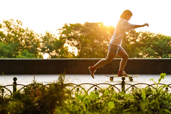 Glückliche Junge Asiatin Auf Einem Skateboard Grünen Park — Stockfoto
