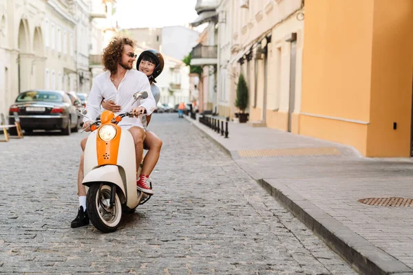 Jovem Feliz Casal Multiétnico Scooter Apreciando Passeio Uma Rua — Fotografia de Stock