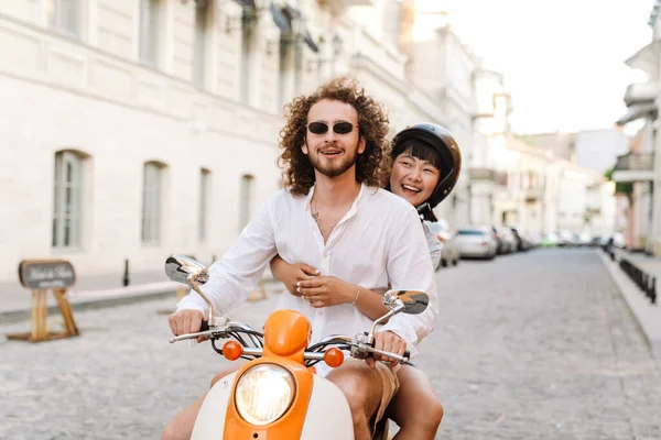 Gelukkig Jong Multi Etnische Paar Scooter Genieten Rijden Een Straat — Stockfoto