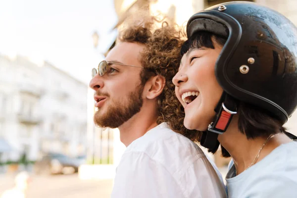 Motosikletli Mutlu Genç Çift Yakın Bir Sokakta Gezintiye Çıkıyor — Stok fotoğraf