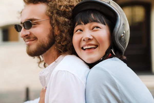 Gelukkig Jong Multi Etnische Paar Scooter Genieten Rijden Een Straat — Stockfoto