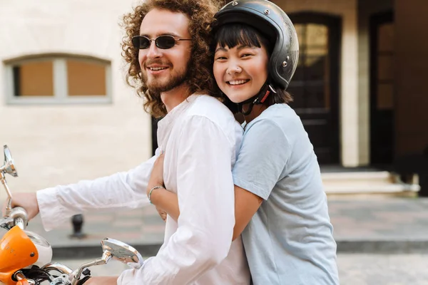 Glückliche Junge Multiethnische Paar Auf Roller Genießen Fahrt Auf Einer — Stockfoto