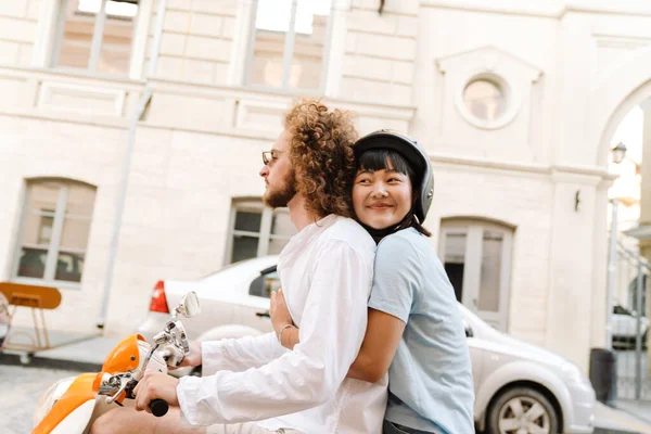 Щаслива Молода Багатоетнічна Пара Скутері Насолоджуючись Їздою Вулиці — стокове фото
