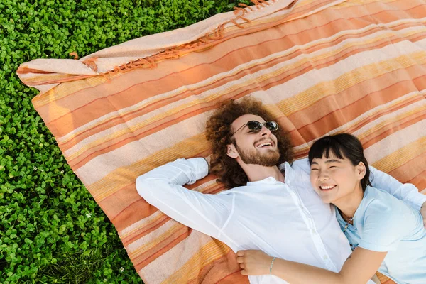 Gelukkig Glimlachend Jong Multi Etnisch Paar Leggen Deken Groen Gras — Stockfoto