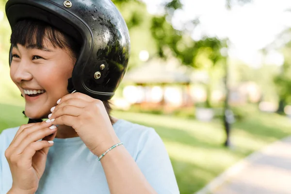 Närbild Leende Ung Asiatisk Kvinna Bär Motorcykel Hjälm Parken Nära — Stockfoto