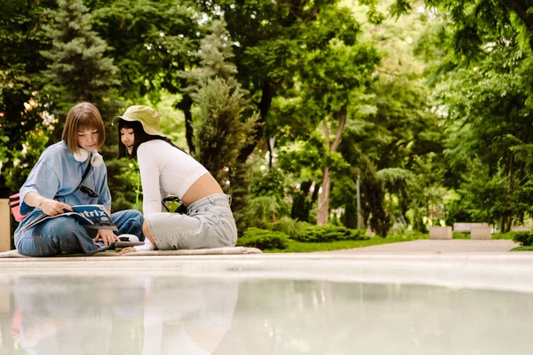 Multiracial Two Women Talking Smiling While Resting Green Park — Stock Photo, Image