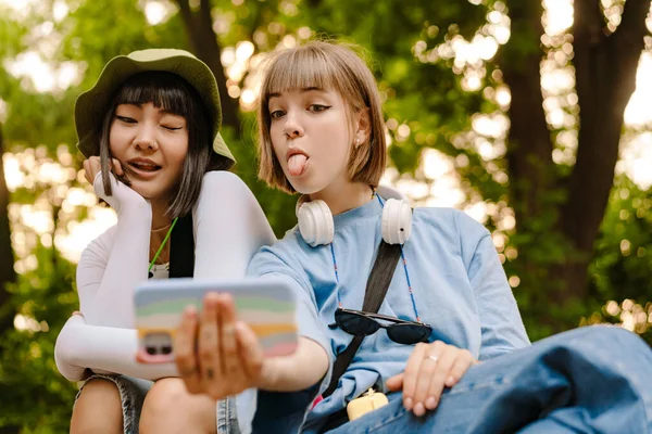 Multiracial Två Kvinnor Gör Narr Och Selfie Foto Mobiltelefon Grön — Stockfoto