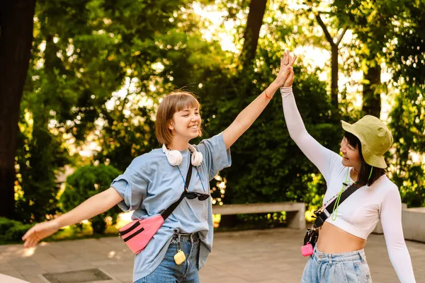 Multirracial Duas Mulheres Sorrindo Dando Cinco Enquanto Caminham Juntas Parque — Fotografia de Stock