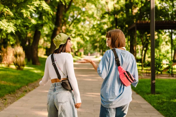 Multirracial Duas Mulheres Conversando Gesticulando Enquanto Caminham Juntas Parque Verde — Fotografia de Stock
