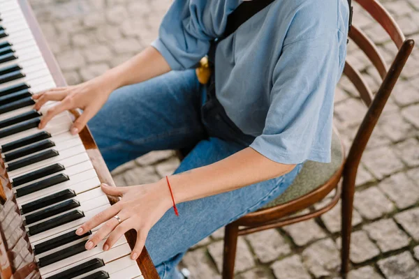 Jovem Mulher Tocando Piano Enquanto Senta Cadeira Livre — Fotografia de Stock
