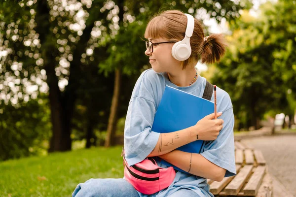 Jonge Vrouw Glimlachend Luisterend Naar Muziek Met Koptelefoon Terwijl Het — Stockfoto