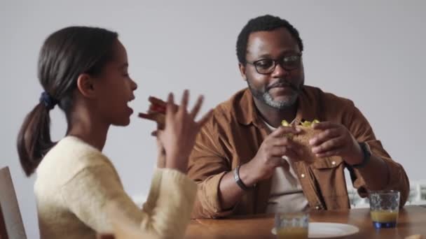 Щасливий Батько Дочка Їдять Бутерброди Кухні — стокове відео