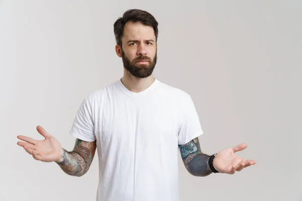 Baard Verbaasd Man Met Tatoeage Gebaren Kijken Naar Camera Geïsoleerd — Stockfoto