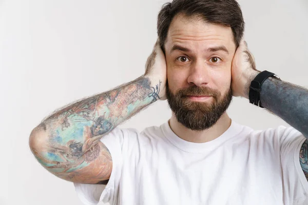 Baard Man Met Tattoo Kijken Naar Camera Terwijl Het Bedekken — Stockfoto