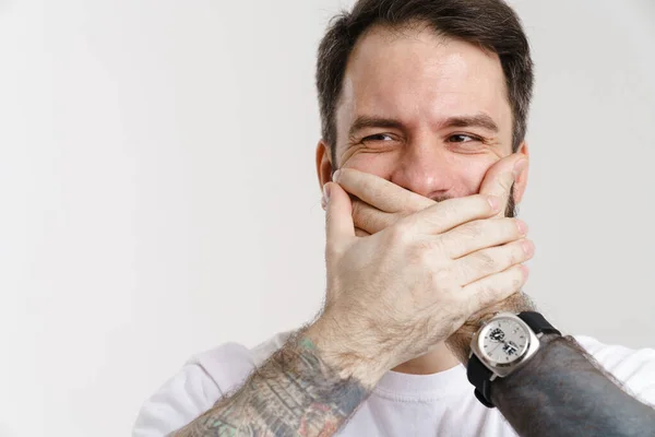 Бородатий Чоловік Татуюванням Дивиться Вбік Прикриваючи Рот Ізольовано Білому Тлі — стокове фото