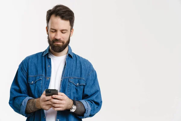 Baard Witte Man Dragen Shirt Glimlachen Met Behulp Van Mobiele — Stockfoto