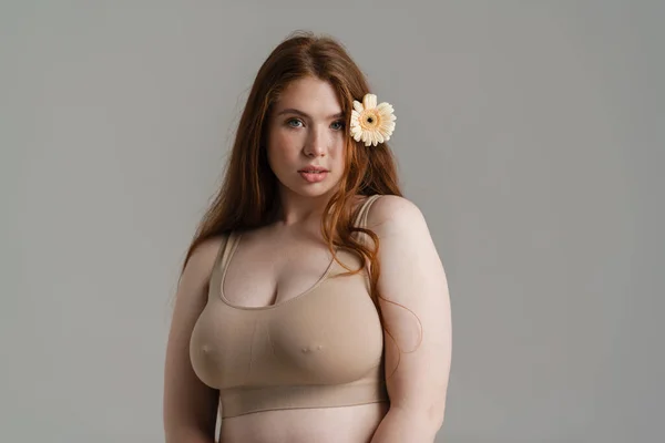 Mladý Bílý Velikost Žena Spodním Prádle Pózování Přes Šedé Stěny — Stock fotografie