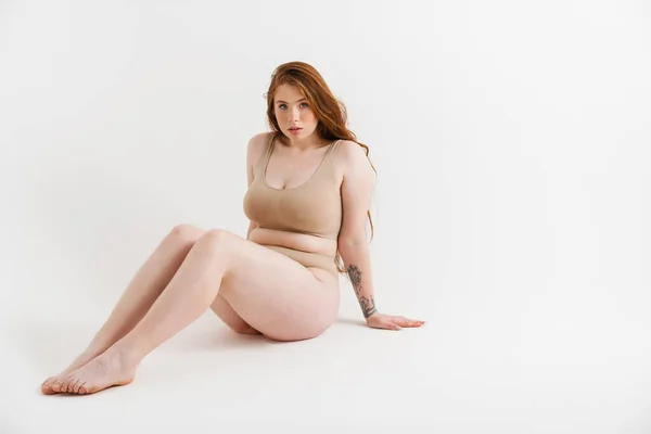 Ung Vit Storlek Kvinna Bär Underkläder Sitter Ett Golv Isolerad — Stockfoto