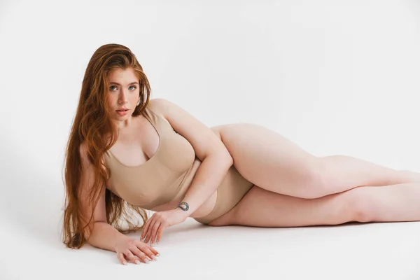Молода Біла Жінка Плюс Розмір Спідній Білизні Позує Сірому Фоні — стокове фото