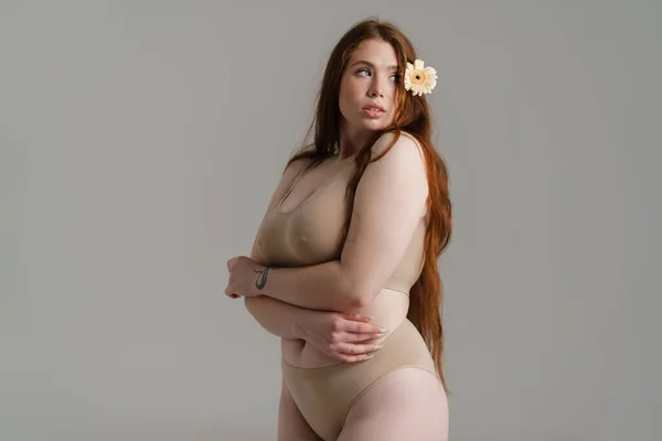Ung Vit Storlek Kvinna Underkläder Poserar Över Grå Vägg Bakgrund — Stockfoto